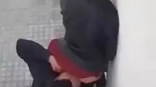 مراهقون عرب يحاولون ممارسة الجنس في مكان عام