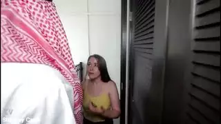 شقراء صغيرة تمتص ديك العرب الكثيف حتى تتجه في فمها عدة مرات قدم أليس ميرشسي