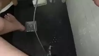 مع الجسم المثالي يستمني لها ضيق في سن المراهقة كس قبل دش
