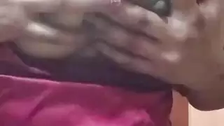 فتاة عربية شابة مدمنة على مهبلها