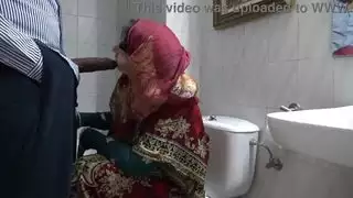 تلتقي زوجة مسلمة تركية قرنية مع مهاجر أسود في مرحاض عام