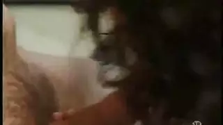اثنان من العربيات الشرقية يتشاركن الديك الفرنسي الغربي الكبير في الحمام
