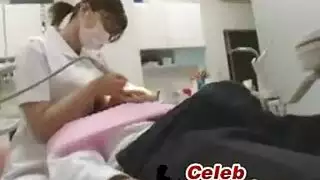 تحب الممرضة اليابانية الرائعة أن تكون سخيفا رجلا يريد تمرير اختباراته الطبية.