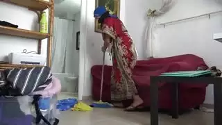 خادمة مسلم غير مخلصة لا تمانع في تنظيف الديك الكبير الدهون للحصول على نصيحة!