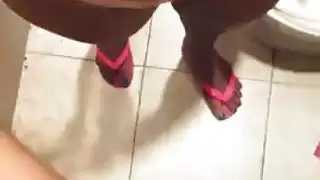 فضيحة شرموطة المعادى زوج اختى المتناك هاج عليا و انا لابسه جلبية قطن دخل ورايا الحمام و فضل يزنق فيا و فشخنى سكس مصرى