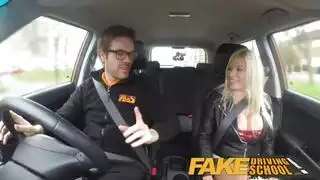 السيدة ذات الصدور الكبيرة تمارس الجنس في سيارة صغيرة