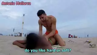 استمتع بممارسة الجنس بشكل رائع على الشاطئ مع هذه الفتاة الجميلة والمثيرة للغاية