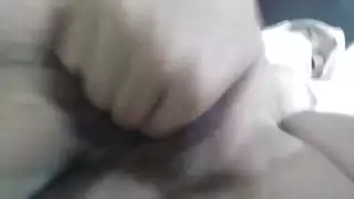 الفاسقة العربية المسلمة في الحجاب التي تتدفق كس هارد على كاميرا الويب