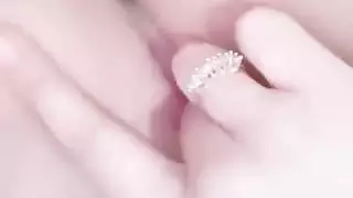 عسوله اوى وجسمها مرمر تلعب فى كسها تنيكه لحد ما تنزل السبعه ونص