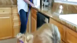 الفتى المعاقب ينيك عمتة الممحونة في المطبخ ويأكل بزازها