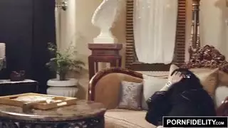 الفتاة العربية نادية علي يعاقبها الديك الأبيض