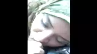 الفتاة الشابة في الحجاب تبلع القضيب في السيارة