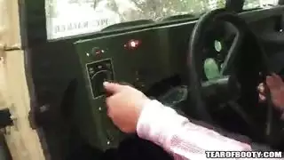 اثنين من الاطفال العرب تمتص الديك