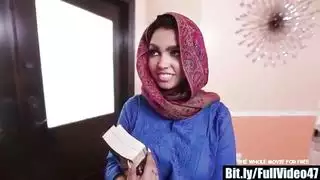 خجولة في سن المراهقة العربية