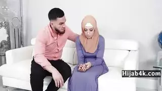 خادمة في الحجاب اشتعلت السرقة البنفسجي الأحجار الكريمة