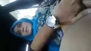 المعلم بالإصبع كس في السيارة