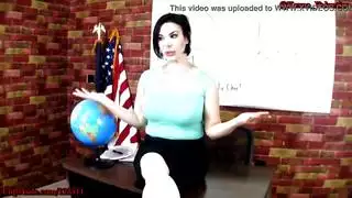 تم إنشاؤها بأثداء صغيرة تجلس في السرير لأن شريكها يشعر بذلك