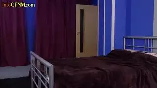 ذكر عاري يوجه شقراء تبلغ من العمر 20 عامًا بالكعب العالي بأسلوب جماع الدبر