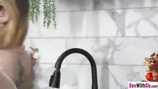 الأخ غير الشقيق مارس الجنس مع أخوات غير شقيقات في الديك الرومي وتمتعت فاتنة بالشغف في الغوص