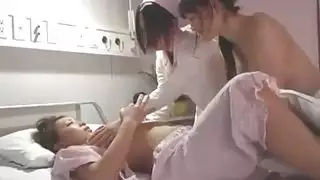 المريضة القذرة تقوم بفرك ثدييها من قبل مريض آخر وممرضة بينما يتم إصبعها في كسها