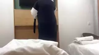 خادمة عربية تغوي عميل الفندق في الغرفة مع بوسها الضيق
