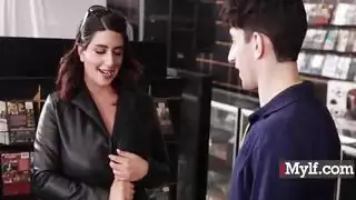 رأيتك تراقبني آخر مرة كنت هنا مع زوجي