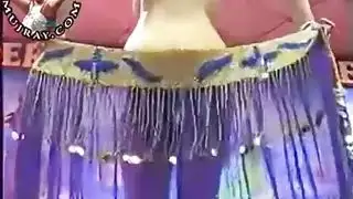 رقص عارية عربي على الساحة العامة
