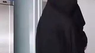 العربية كبيرة الثدي وقحة