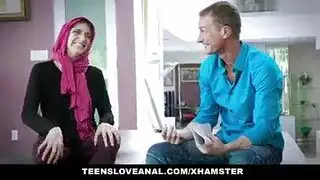 الزوجة المحجبة تمص زبر العامل وتتناك