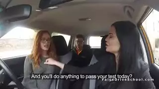 يحصل مارس الجنس رجل في سيارته الشخصية مع اثنين من نصائح رائع