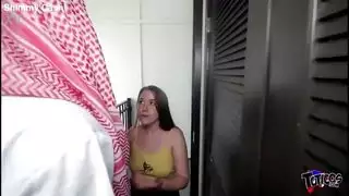رجل عربي أسود يحصل على رأس من فتاة شقراء نصف حجمه