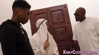 الزوجة العربية تمتص قضيب الأسود