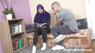 المعلم الإسلامي مثير يعطي درسًا خاصًا