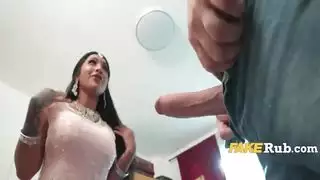 يمنح الجني الهندي المفلس رغبة ، وسجقي هو طبقها المفضل