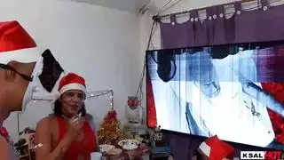 سانتا كلوز داني هوت يحصل على اثنين من الديوك الرومية في عيد الميلاد ويأخذه أصدقاؤه لدفع الديك الرومي بقوة في بوسها