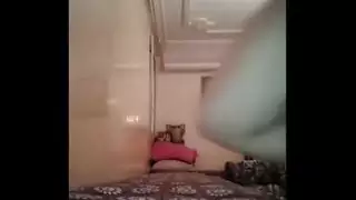 التمسك زجاجة بيرة في الحمار