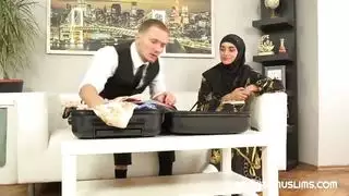 امرأة حلوة في الحجاب حاولت على ديك بائع بدلاً من ملابس جديدة
