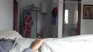 خادمة فندق تركية تشعر بالخوف عندما يظهر ضيف ألماني قضيبه الأبيض الكبير