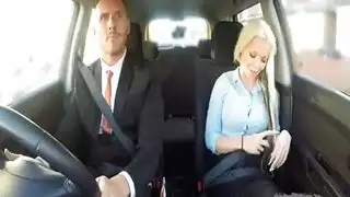 سائق التاكسي يخدع امرأة ليس لديها نقود لدفعها