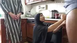 زوج الديوث يشاهد زوجته العربية تمارس الجنس مع ديك كبيرة