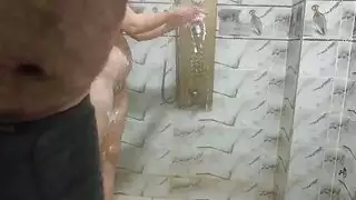 يمارس الجنس مع فتاة عربية في الحمام الجنس العربي الساخن