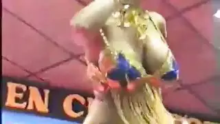 عربي مفلس على المسرح يرقص