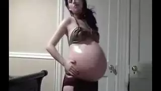 سيدة عربية حامل على كاميرا ويب