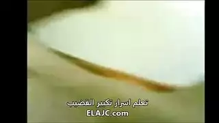 سورية تمص زب لذيذ و قصير و تلعق منيه الساخن