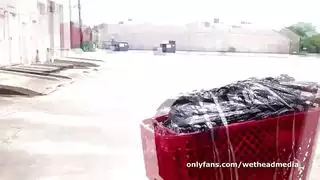 الأبنوس تمتص في الأماكن العامة