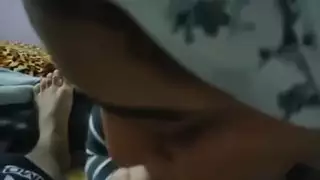 شرموطة مصرية محجبة تمص الزب المختون