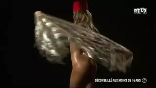 فتاة عارية لطيفة في قبعة تركية