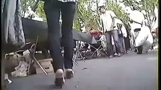 المشي بالأحذية المثيرة يبدو أقداماً عربية