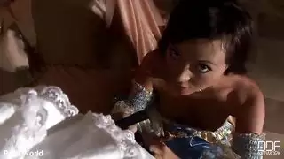 يصل الديك الطويل بين شفتيها الخالية من العيوب
