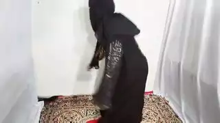 فتاة عربية مثيرة ترقص بشكل مثير وهي ترتدي الحجاب الأسود في المنزل، ديسي هندية وقحة أمروزيا تتحرك الثدي والحمار ترقص على الموسيقى العربية